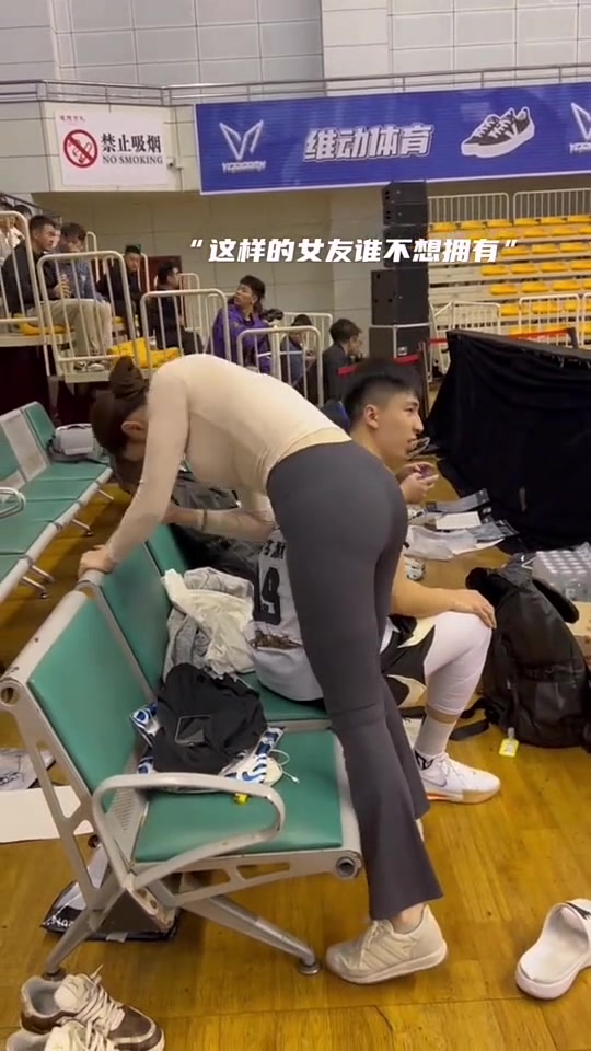前華僑大學隊長周其默賽中休息女友為期按摩這也太幸福了吧