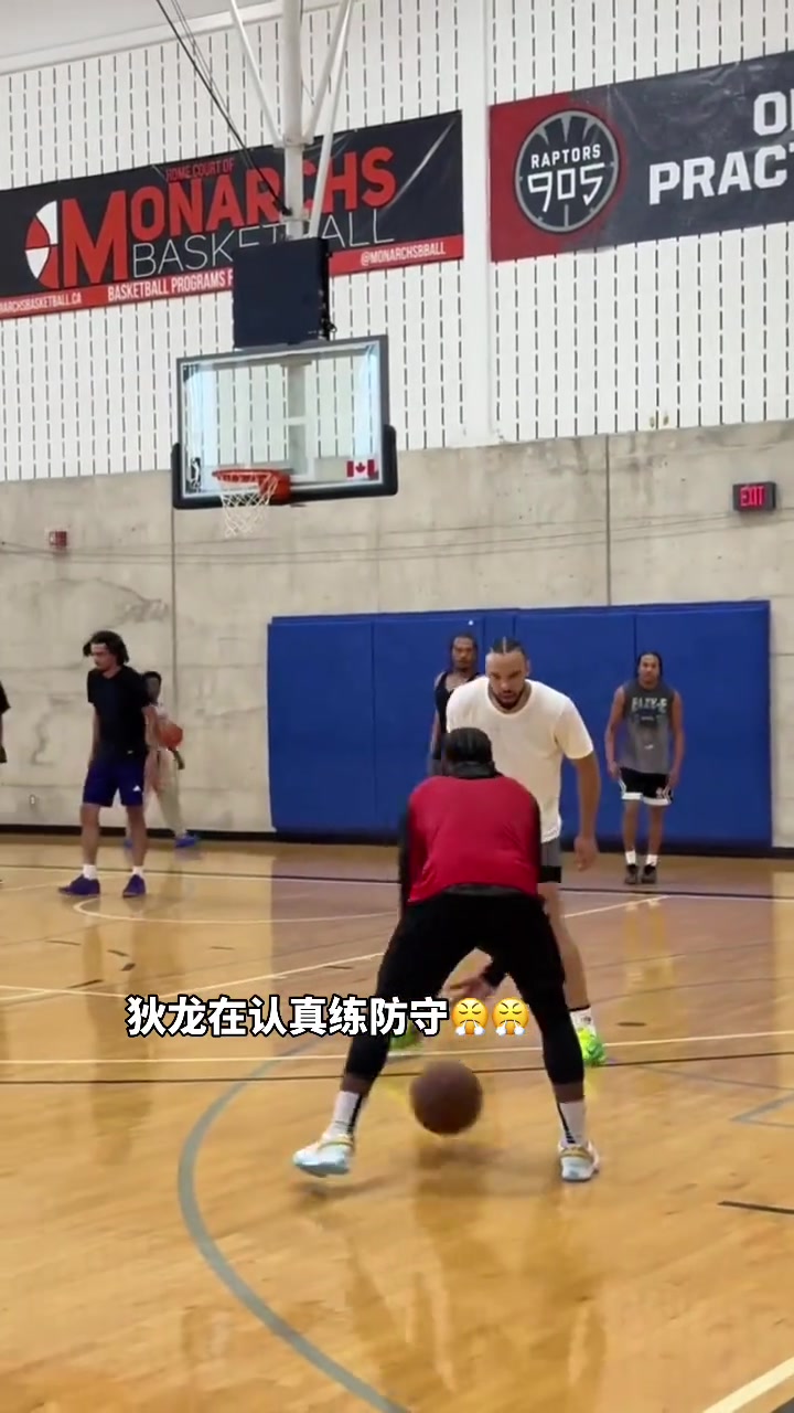 感覺壯了好多狄龍?zhí)焯炀团菰谟柧殸I練習防守