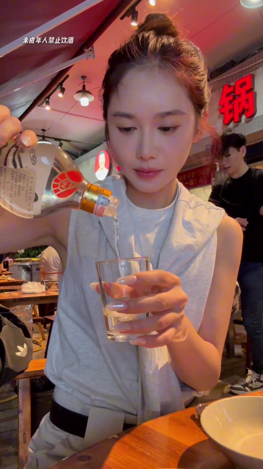 酒量可以啊美娜曬視頻看看53歲女主持人下班后的快樂有多簡(jiǎn)單