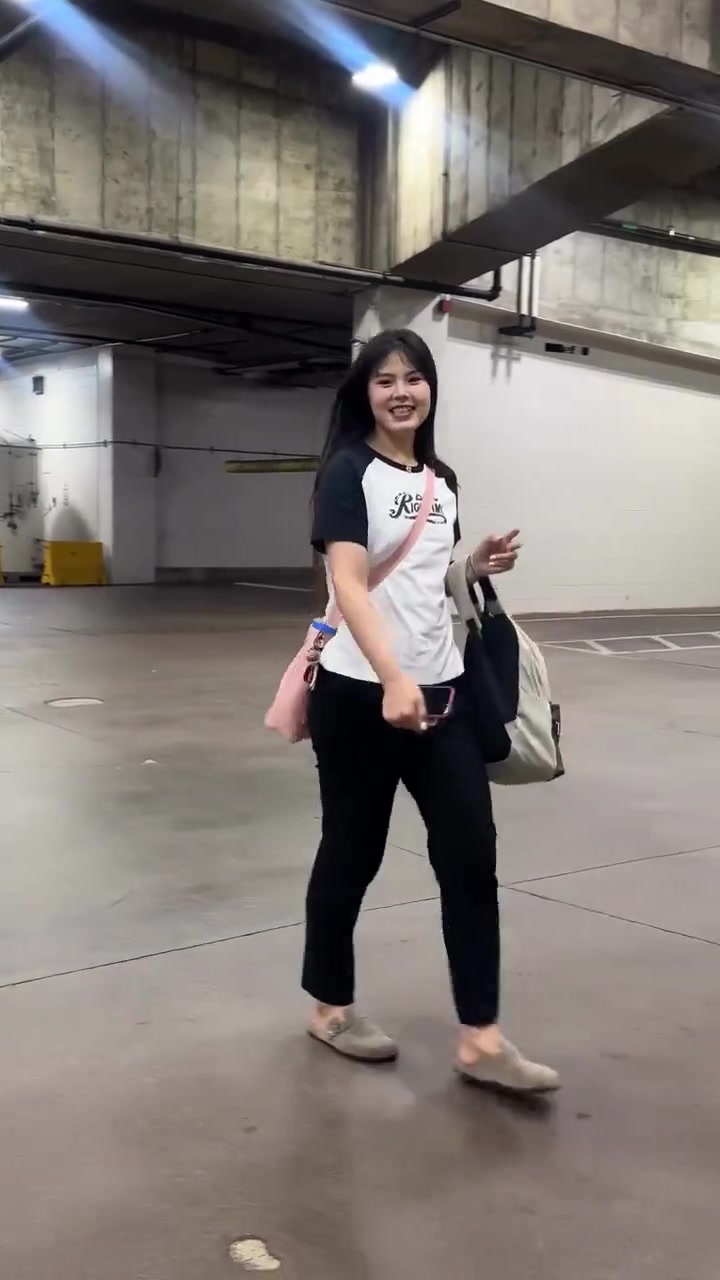 愛了愛了李月汝賽前穿搭T恤粉包看著就是個小女孩啊