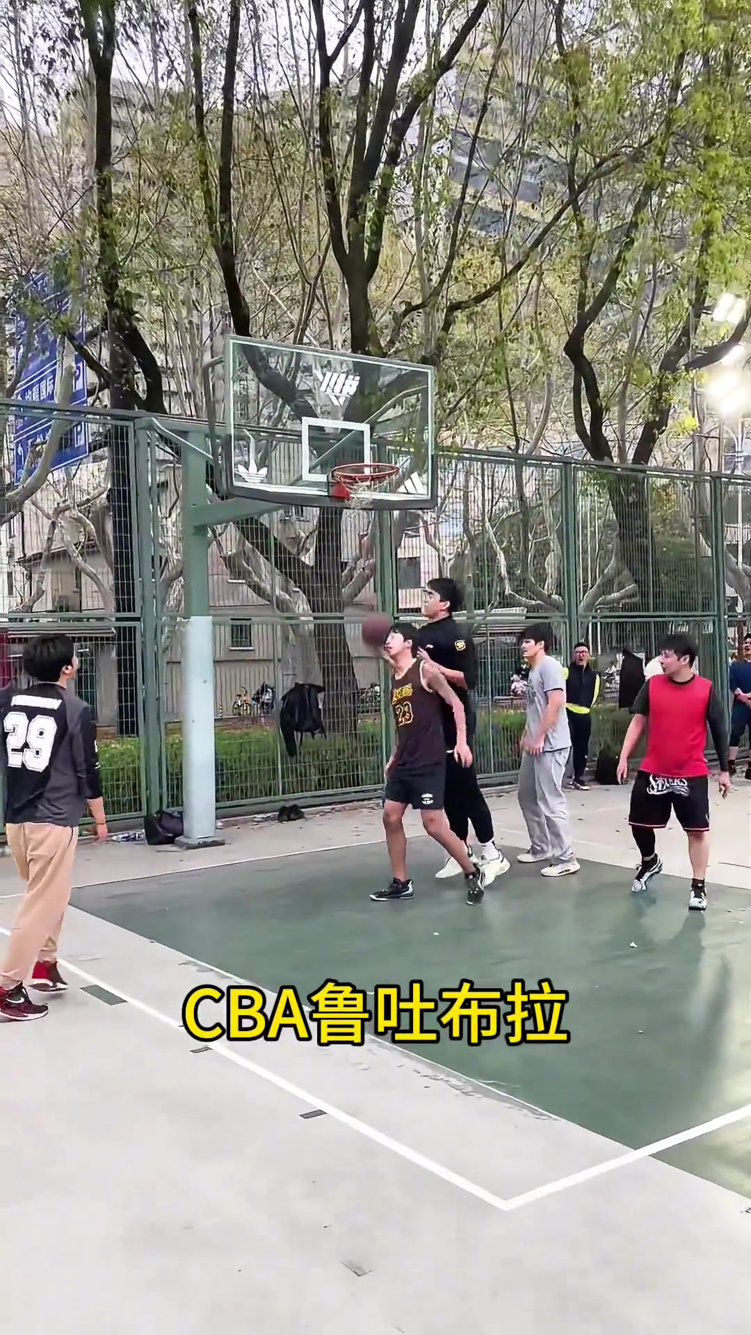 國(guó)產(chǎn)濃眉CBA替補(bǔ)中鋒魯吐布拉野球局隨便隔扣