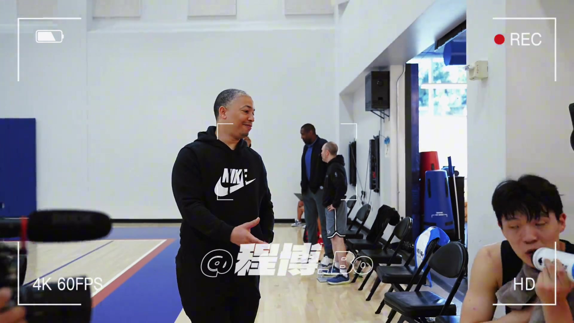 此前快船總經(jīng)理觀看楊瀚森試訓(xùn) 盧指導(dǎo)主動(dòng)上前握手 此前快船總經(jīng)理觀看楊瀚森試訓(xùn) 盧指導(dǎo)主動(dòng)上前握手