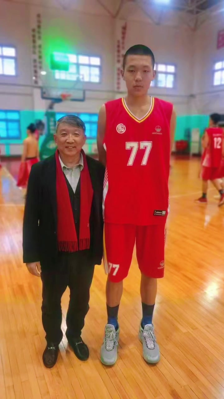 楊瀚森老照片被翻出 小時(shí)候就是個(gè)小胖子 楊瀚森老照片被翻出 小時(shí)候就是個(gè)小胖子