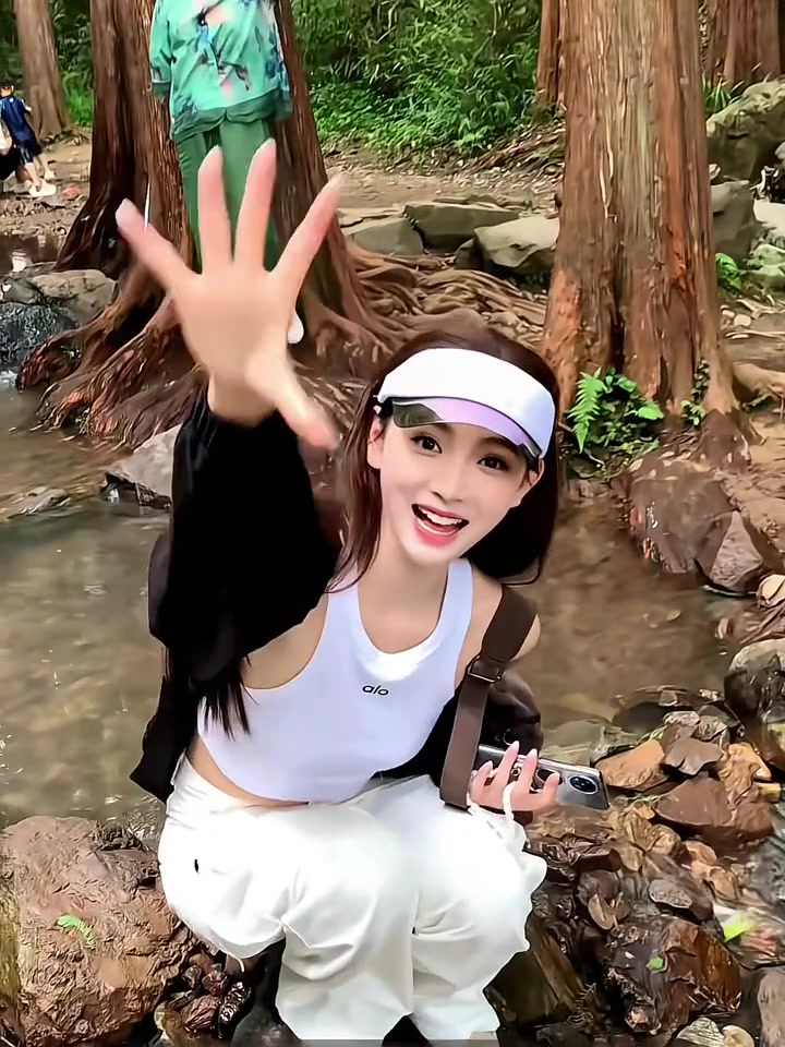 美女主播金佳悅一身運(yùn)動背心出游你在的話雨天也是好天氣