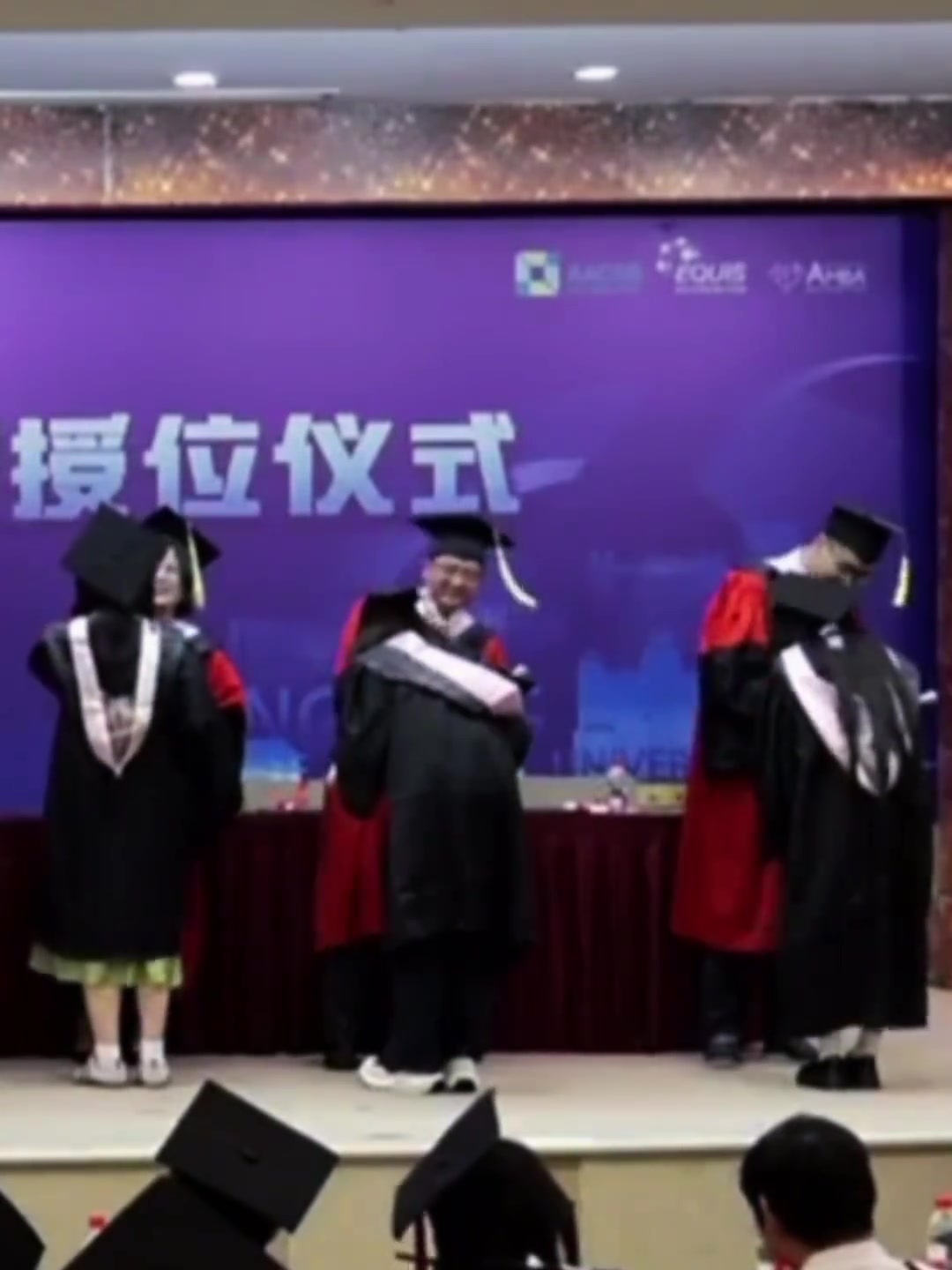 女球迷畢業(yè)時(shí)讓校長舉著切爾西旗子如果校長阿森納或熱刺球迷呢