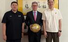 楊鳴、小劉受邀領(lǐng)館，遼籃外援選擇非美，未來更便利。
