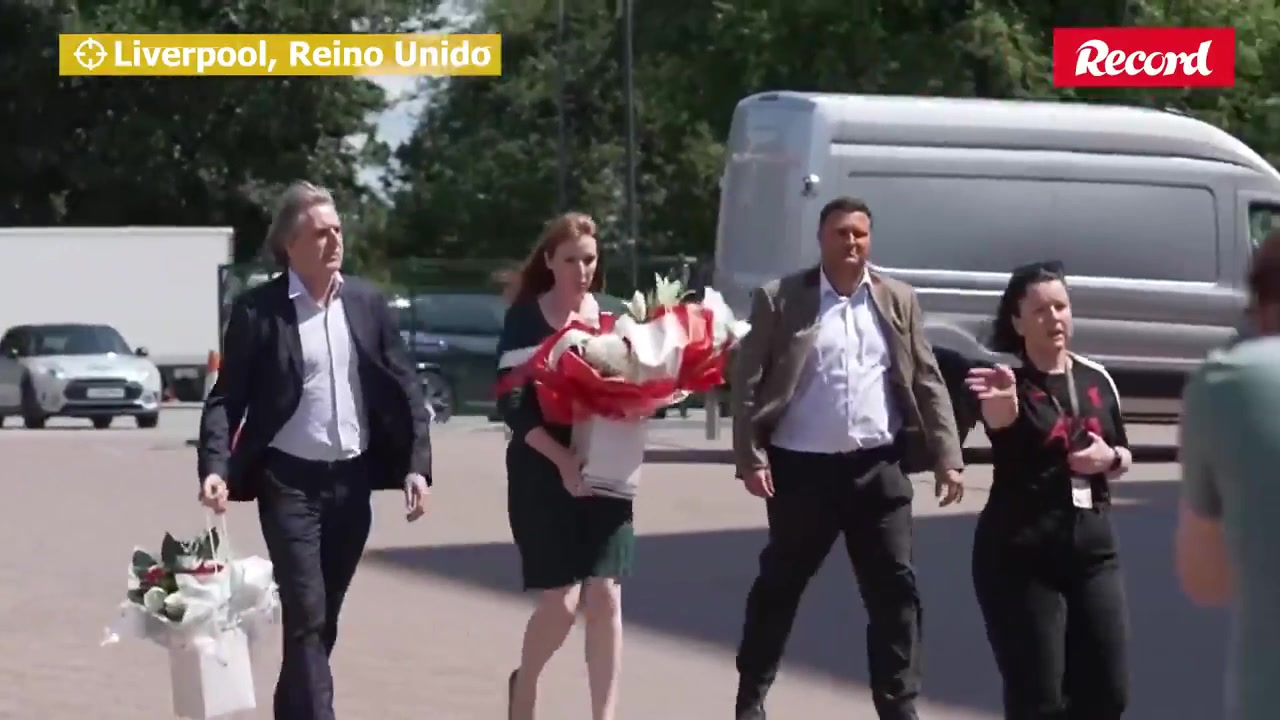 英國(guó)副首相在安菲爾德球場(chǎng)外獻(xiàn)花悼念若塔