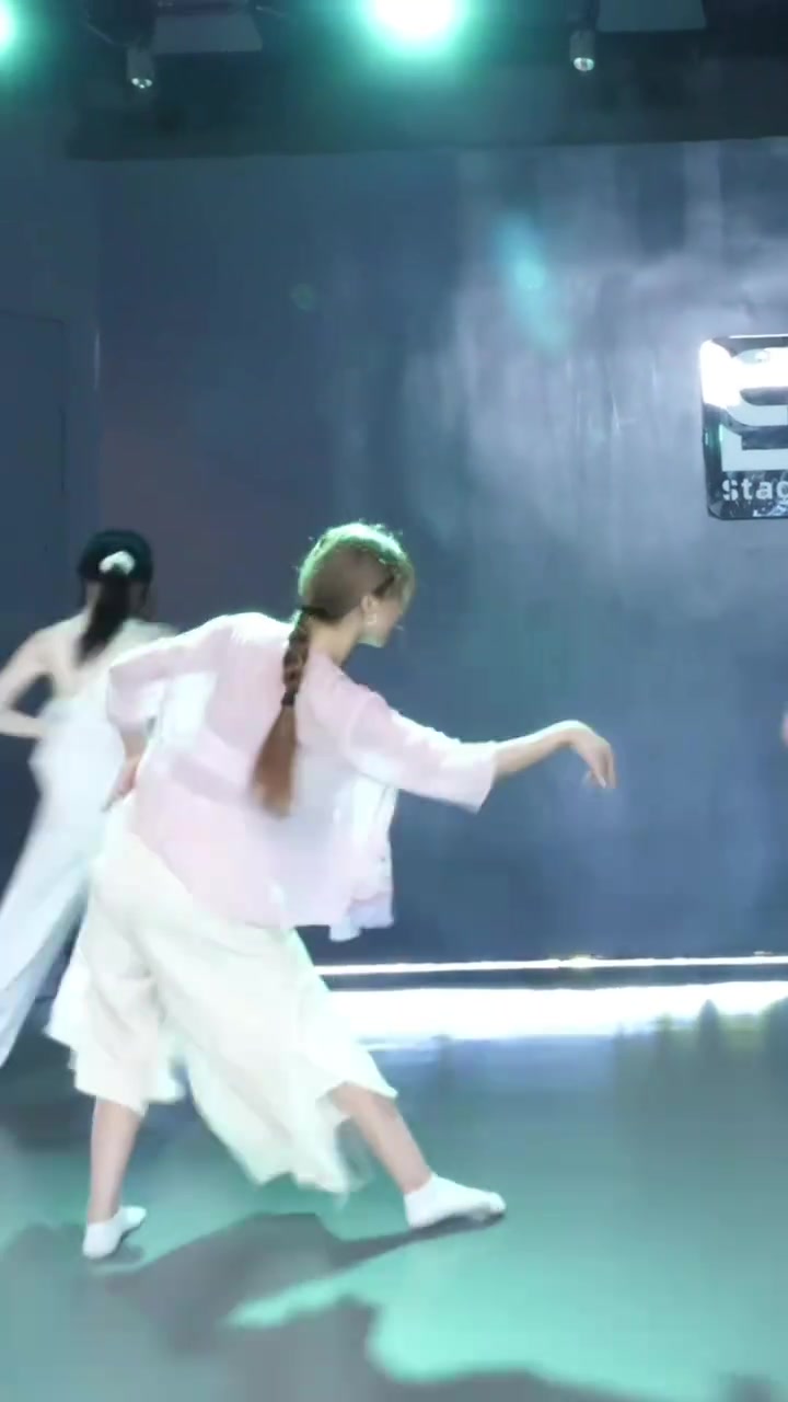 周玲安曬跳舞視頻江南女子的DNA覺(jué)醒了這輩子沒(méi)這么美過(guò)