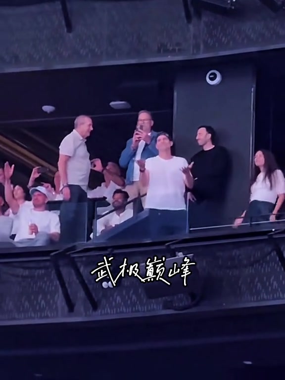 盧卡這地位穩(wěn)了佩總帶著湖人球員陪著東契奇觀看后街男孩演唱會(huì) 盧卡這地位穩(wěn)了佩總帶著湖人球員陪著東契奇觀看后街男孩演唱會(huì)