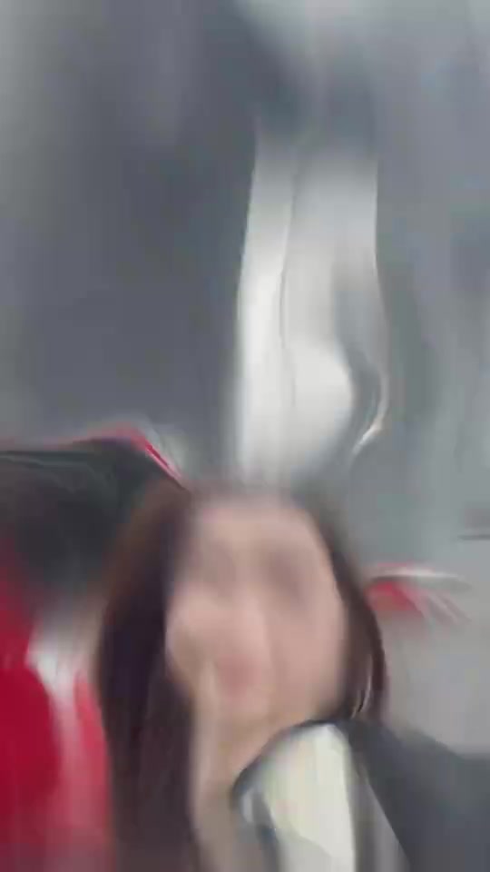 佩服啊水亦詩30歲時從央視離職離開北京是因?yàn)閻矍? title=