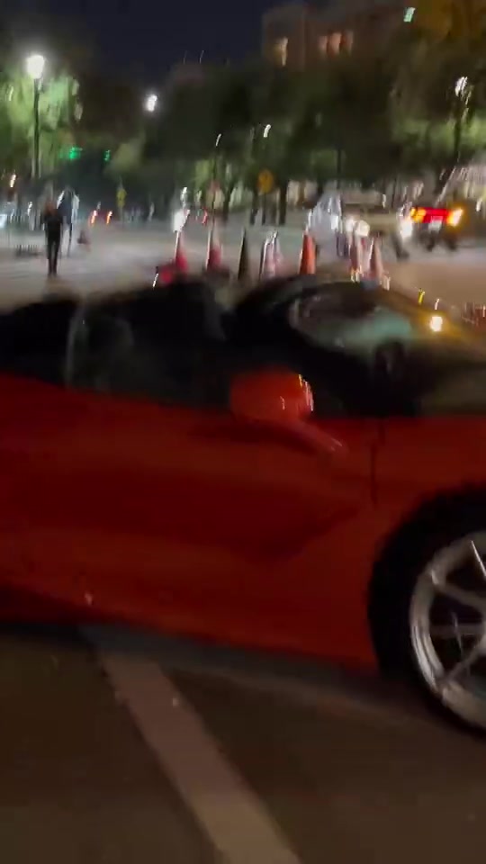 跑車發(fā)燒友東契奇這輛邁凱倫看著有點(diǎn)小米SU7的感覺(jué)